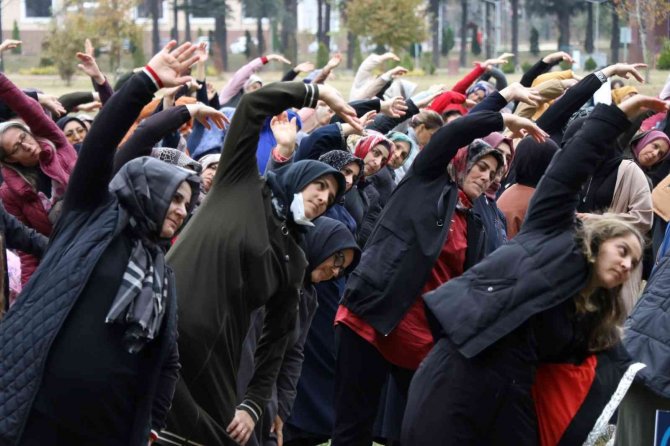 Anne Şehir İle 17 Bin Kişi Zumba Yaptı