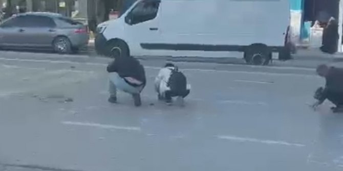 Scooterın Koluna Taktığı Poşet Yırtılınca Paraları Yola Saçıldı