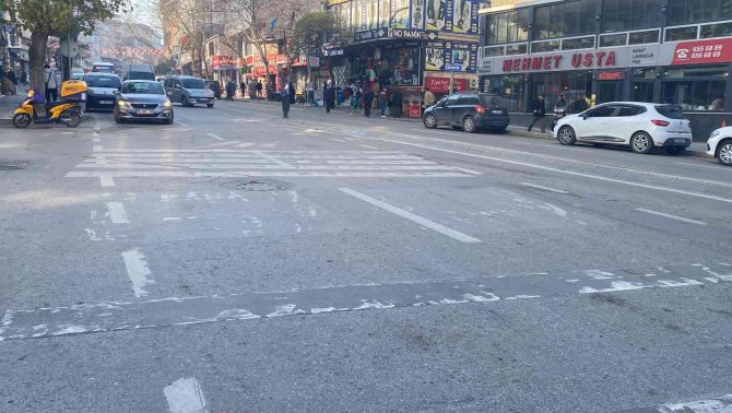 Scooterın Koluna Taktığı Poşet Yırtılınca Paraları Yola Saçıldı