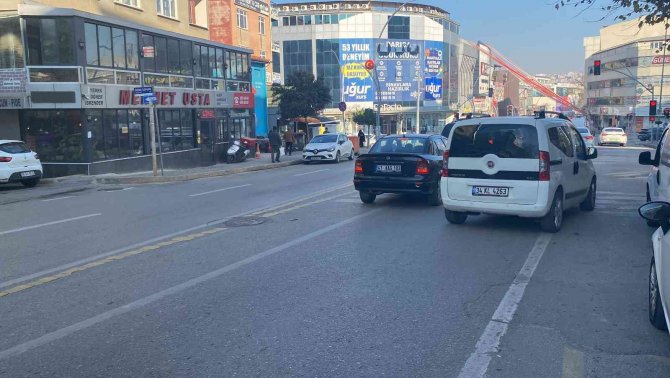 Scooterın Koluna Taktığı Poşet Yırtılınca Paraları Yola Saçıldı