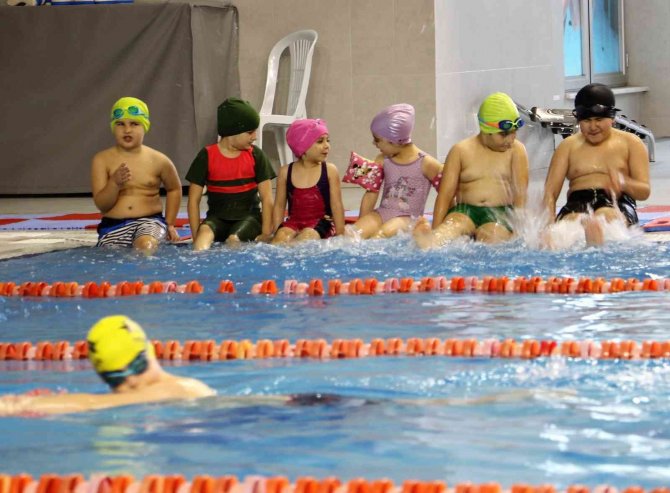 Körfez’de Milli Yüzücüler Yetişiyor