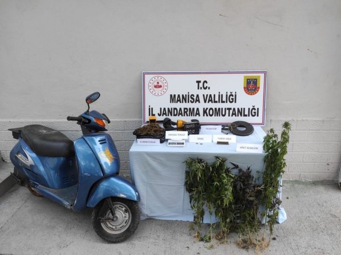 Manisa’da Jandarma Hem Esrar Hem De Tarihi Eser Ele Geçirdi