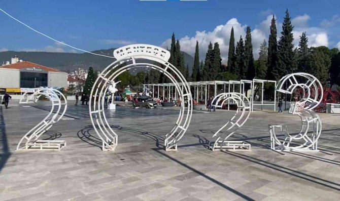 Araç Su Fıskiye Alanını Çökertti, Mahsur Kaldı