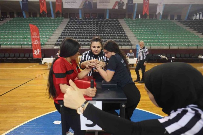 Denizli’de 194 Kadın Ve 200 Erkek Bilek Güreşinde Yarışıyor