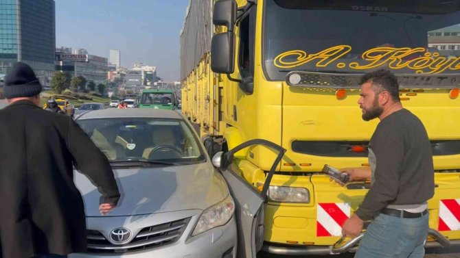 Maltepe’de Trajikomik Kaza: Önce Aracın Üzerine Çıktı Sonra Kavga Etti