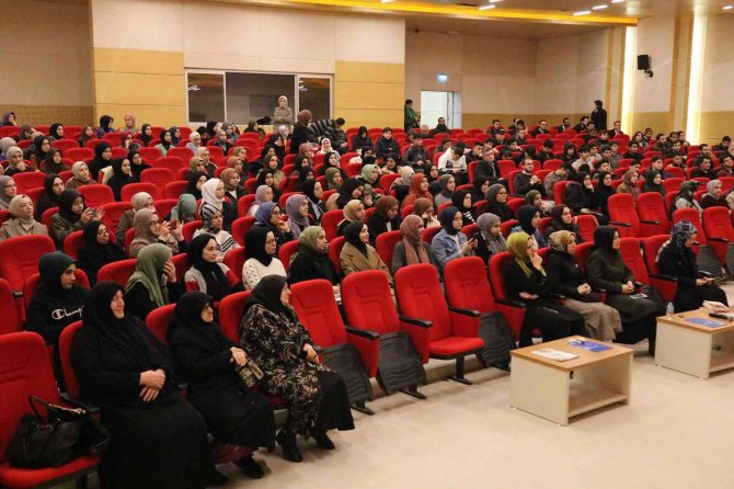 İ̇z Bırakan Alimler Bu Panelde Konuşuldu