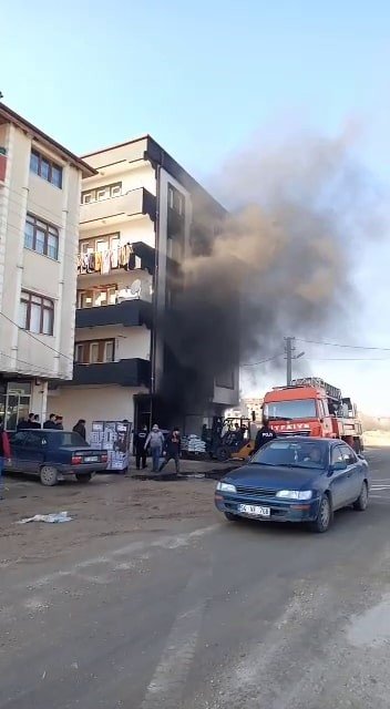 Binanın Zemin Katında Çıkan Yangın Korkuttu