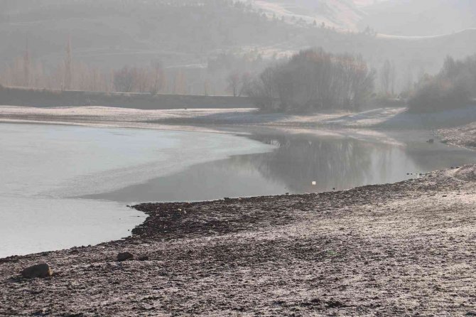 Termometreler Eksi 7 Dereceyi Gösterdi, Gölün Yüzeyi Kısmen Buz Tuttu