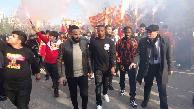 Stadyuma Değil, Okula Geldiler