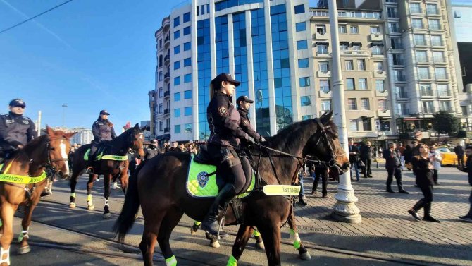 Taksim’de Yılbaşı Öncesi Devriye Gezen Atlı Polislere Büyük İlgi