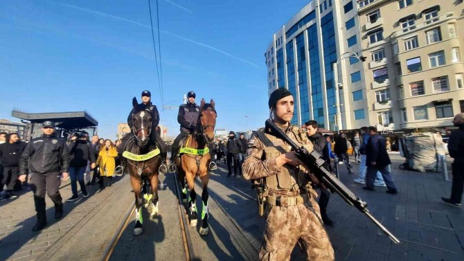Taksim’de Yılbaşı Öncesi Devriye Gezen Atlı Polislere Büyük İlgi
