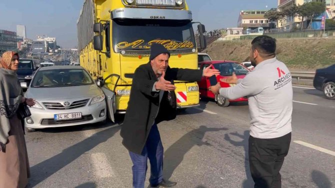 Maltepe’de Trajikomik Kaza: Önce Aracın Üzerine Çıktı Sonra Kavga Etti