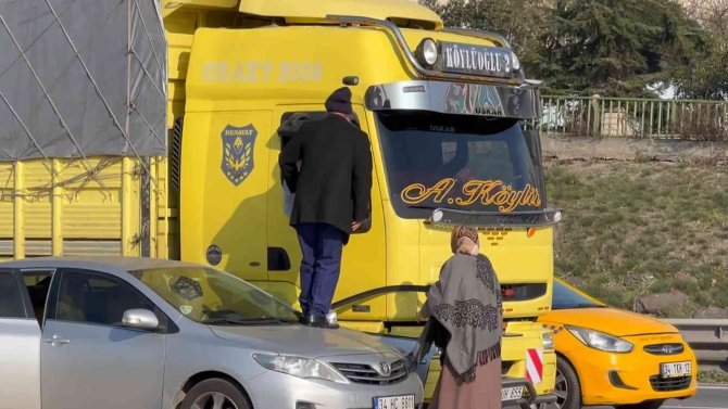 Maltepe’de Trajikomik Kaza: Önce Aracın Üzerine Çıktı Sonra Kavga Etti