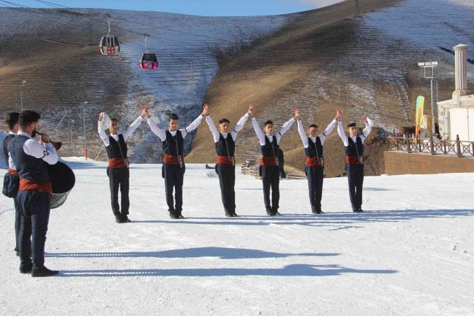 Palandöken’de Turistler Hem Kaydı Hem De Bar Ekibinin Gösterilerini İzledi