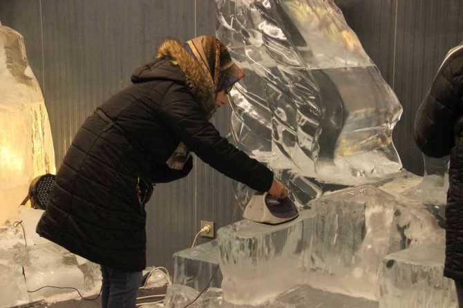 Buzu Yontarak Heykel Yapıyorlar