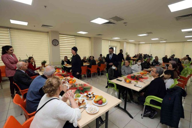 Zübeyde Hanım Konukevi’nde Yılbaşı Yemeği