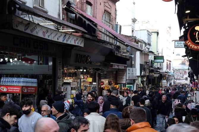 Eminönü’nde Yılbaşı Yoğunluğu