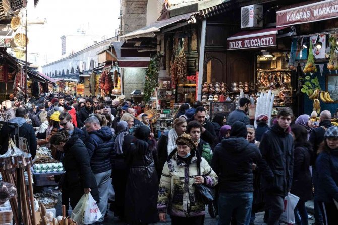 Eminönü’nde Yılbaşı Yoğunluğu