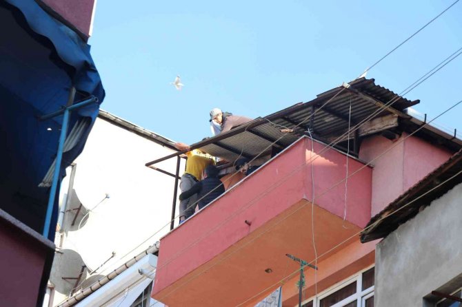 Çıktığı Çatıdan Kardeşinin İkna Çabası İle İndirildi