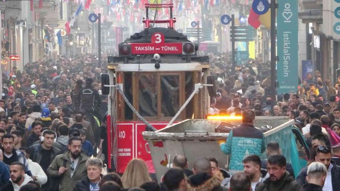 Taksim İ̇stiklal’de Vatandaşların Yılbaşı Yoğunluğu