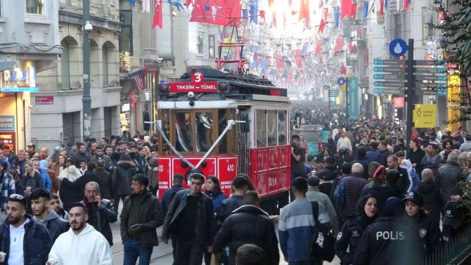 Taksim İ̇stiklal’de Vatandaşların Yılbaşı Yoğunluğu