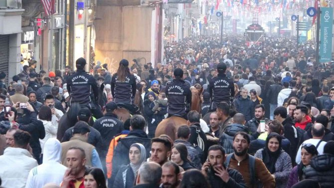 Taksim İ̇stiklal’de Vatandaşların Yılbaşı Yoğunluğu