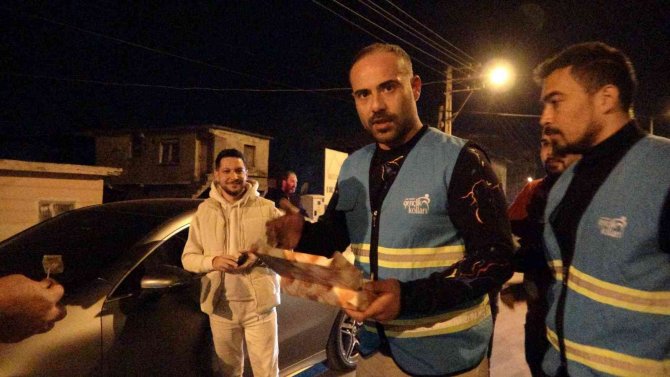 Adanalı Gençlerden Görev Yapan Polislere Tatlı İkramı