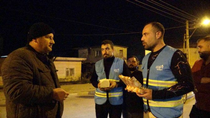 Adanalı Gençlerden Görev Yapan Polislere Tatlı İkramı
