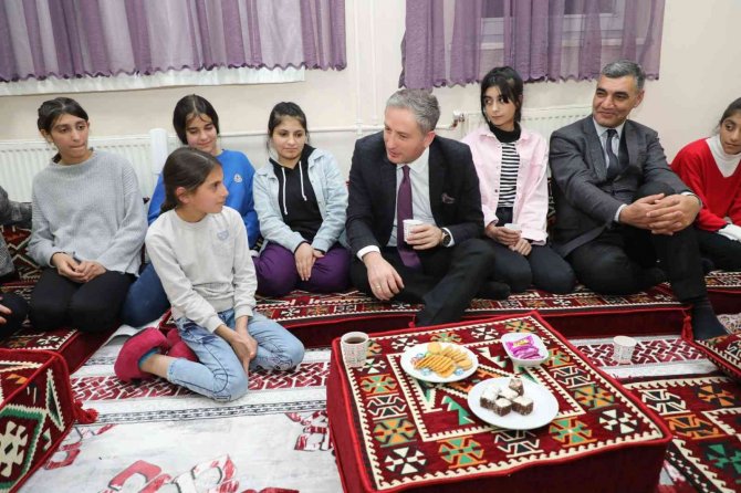 Ağrı’da Otel Konforunda Yapılan Pansiyonlarda Kalan Öğrenciler Müzik Eşliğinde Stres Atıyor