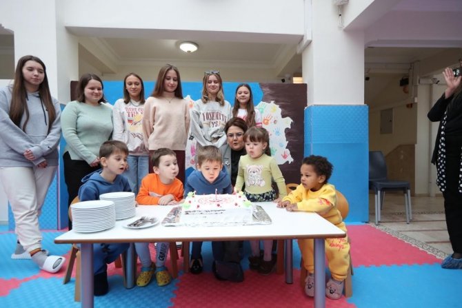 Ukraynalı Çocuklar Yeni Yılı Türkiye’deki Sıcak Yuvalarında Karşıladı