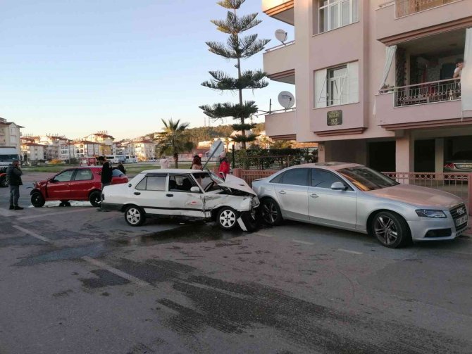 ’Dur’ Levhasına Uymayan Otomobil Ortalığı Savaş Alanına Çevirdi:1 Yaralı