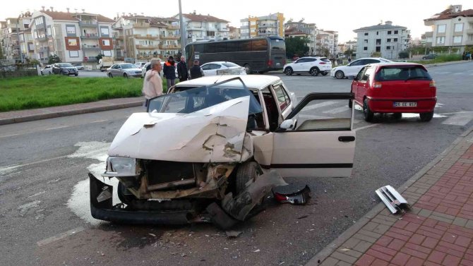 ’Dur’ Levhasına Uymayan Otomobil Ortalığı Savaş Alanına Çevirdi:1 Yaralı