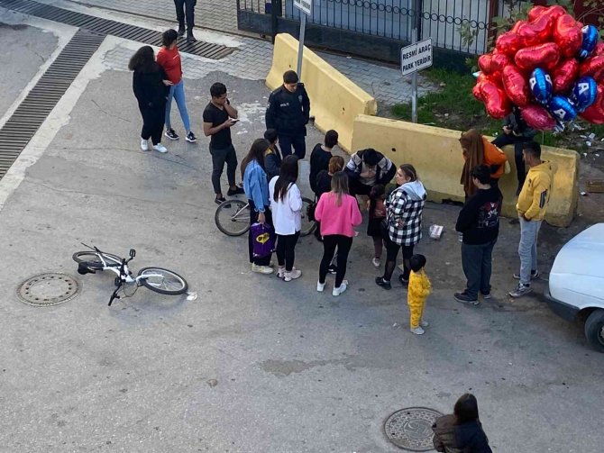 Arkadaşları Tarafından Darp Edilen Mendilci Çocuğun Yardımına Vatandaşlar Koştu