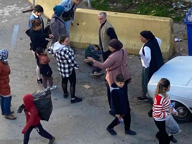 Arkadaşları Tarafından Darp Edilen Mendilci Çocuğun Yardımına Vatandaşlar Koştu