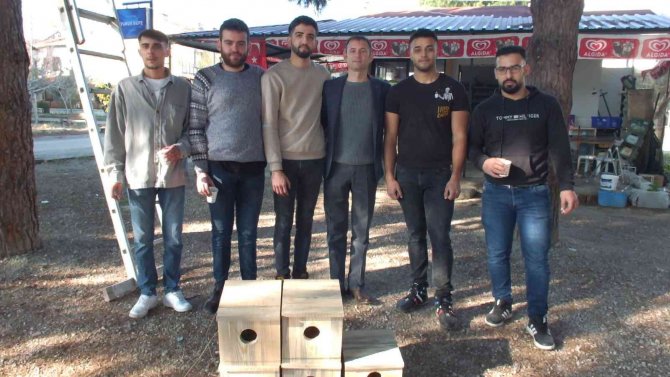 Balıkesir’de Üniversiteli Gençler Sincaplara Yuva Yaptı