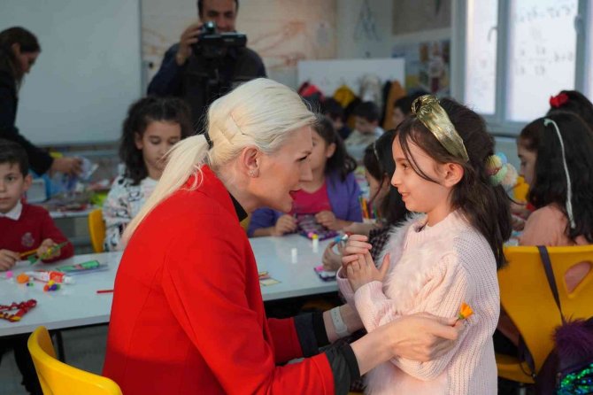Minik Öğrenciler Yeni Yıl Etkinliğinde Bir Araya Geldi