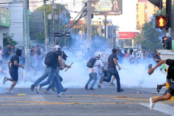 Bolivya’da Muhalefet Liderinin Destekçileriyle Polis Arasında Çatışma