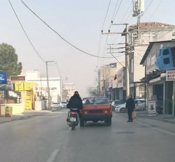 Bozulan Otomobili Motosiklet İle İtti