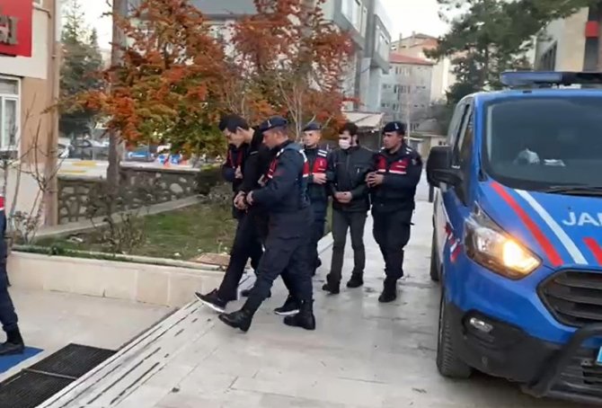 Gezmeye Geldikleri Şehirde Paraları Bitince İmamın Koyunlarını Çaldılar