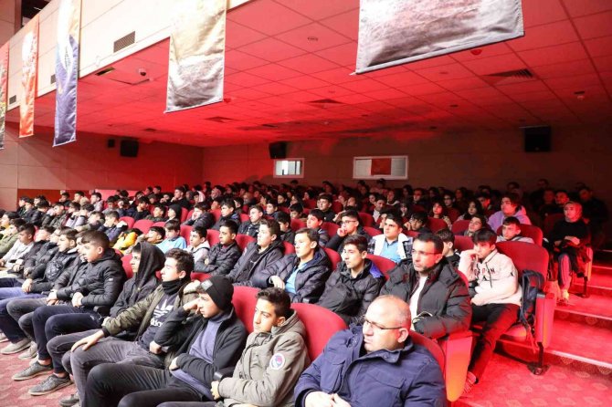 Develi’de 3 Gün Boyunca 2 Bin Öğrenciye ‘Çanakkale Ruhu’ Konferansı Verildi