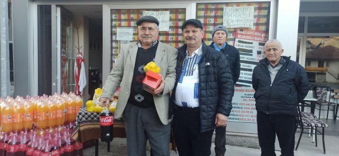 Köy Muhtarı Yılın Son Gününü Hediye Dağıtarak Sonlandırdı