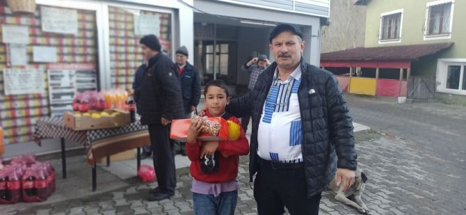 Köy Muhtarı Yılın Son Gününü Hediye Dağıtarak Sonlandırdı