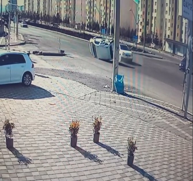 Kontrolsüz Kavşağa Daldı, Çarpışarak Takla Attı