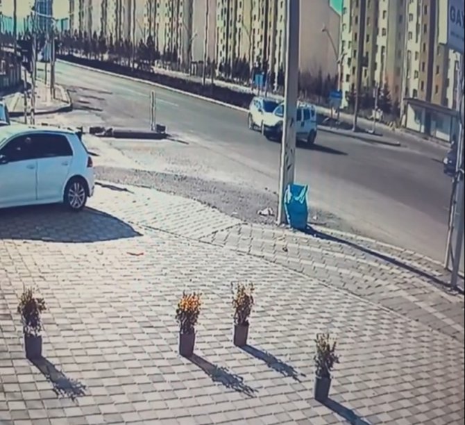 Kontrolsüz Kavşağa Daldı, Çarpışarak Takla Attı