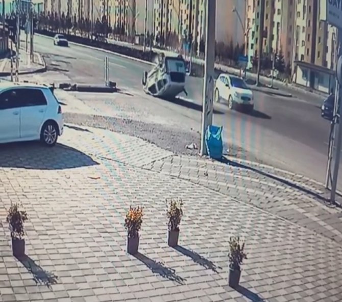 Kontrolsüz Kavşağa Daldı, Çarpışarak Takla Attı