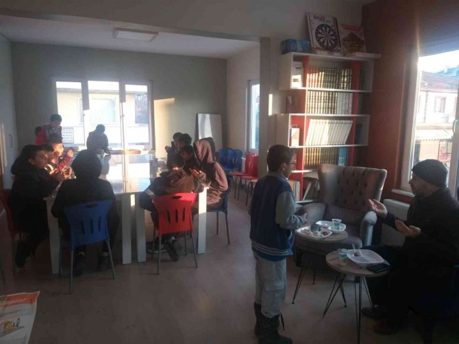 Öğretici Faaliyetler Merkezlerde Sürüyor