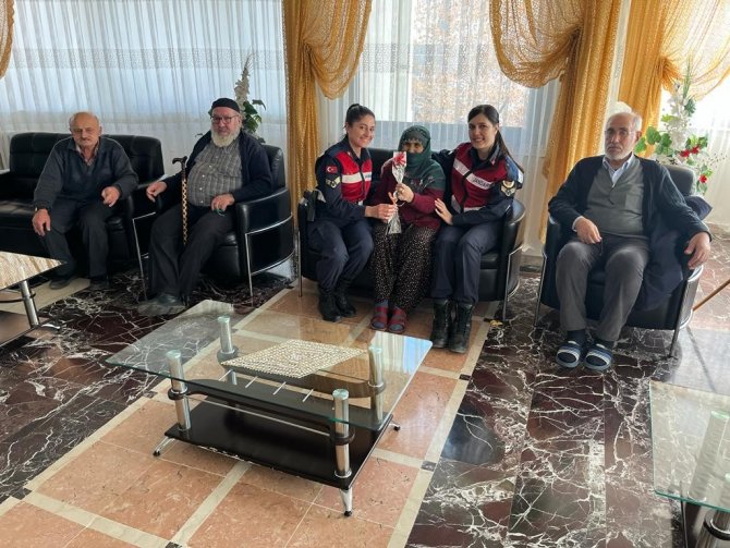 Jandarma Ekipleri Huzurevi Sakinleriyle Bir Araya Geldi