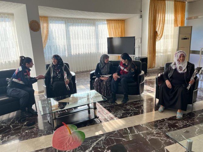 Jandarma Ekipleri Huzurevi Sakinleriyle Bir Araya Geldi
