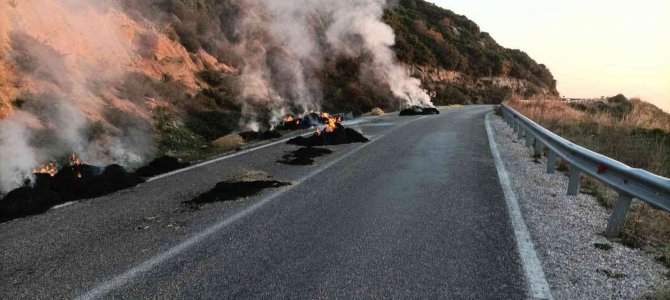 Erdek’te Saman Yüklü Kamyon Alev Aldı