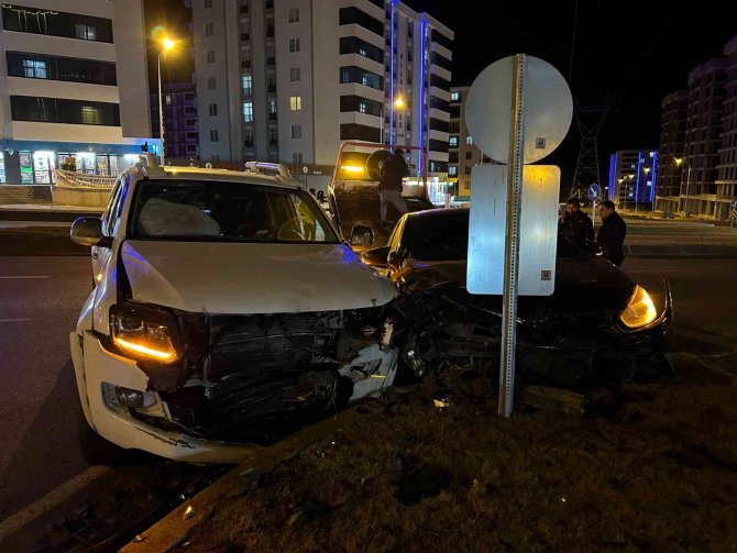 İ̇ki Aracın Karıştığı Kazada Araçlar Kullanılamaz Hale Geldi